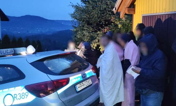 policjanci, osoby ubrane w koce, pojazd policji
