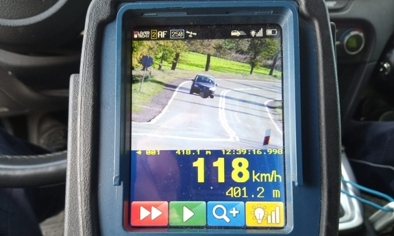 zdjęcie ekranu wideorejestratora, na którym widać samochód i jego prędkość 118 km/h