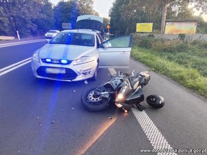 Nieoznakowany radiowóz i leżący obok na jezdni motocykl