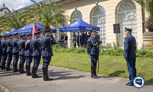 Dowódca uroczystości składa meldunek.