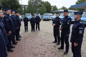 Zastępca Komendanta Głównego Policji nadinsp. Roman Kuster rozmawia z policjantami