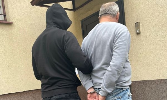 policjant z zatrzymanym mężczyzną