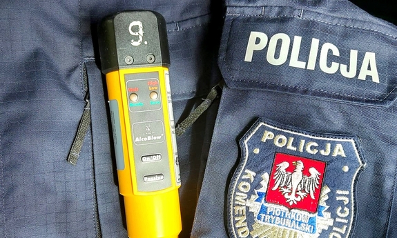 urządzenie do pomiaru trzeźwości, na policyjnym mundurze