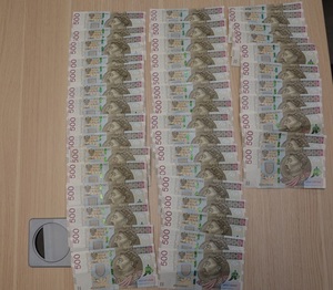 Pieniądze odzyskane przez policjantów z KPP w Gostyniu leżą na stole