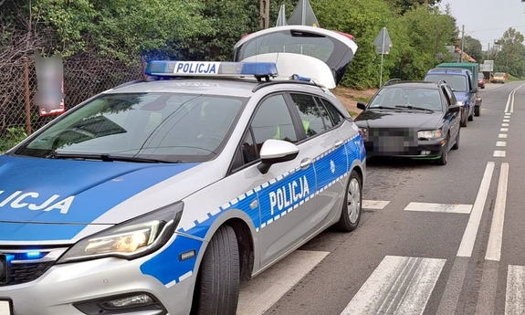 Radiowóz i zatrzymany samochód na drodze