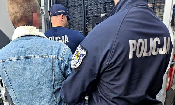 Policjant prowadzi zatrzymanego