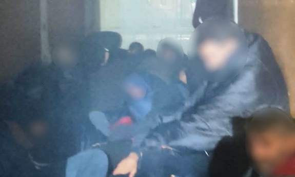 imigranci , którzy siedzą w przestrzeni ładunkowej samochodu