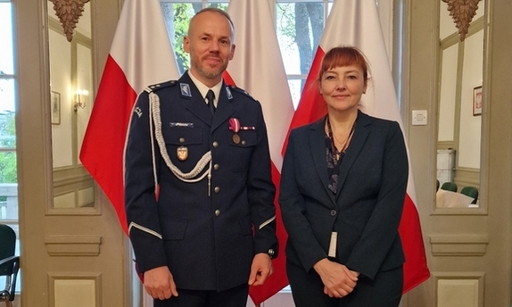 Ambasador Iwona Woicka-Żuławska oraz nowy oficer łącznikowy polskiej Policji w Norwegii mł. insp. Michał Nowak, w tle flagi Polski