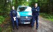 Policjanci, którzy znaleźli kobietę w lesie