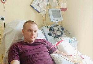 St. sierż. Szymon Raźniewski leży na łóżku szpitalnym w trakcie oddawania krwi