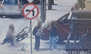 kadr z nagrania kamery monitoringu, na którym widać osobowe auto uderzające w młode kobiety na rowerze