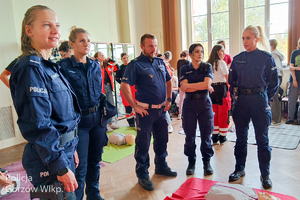 Policjanci podczas szkolenia z pierwszej pomocy