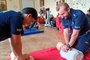 Policjant prowadzi resuscytację na manekinie