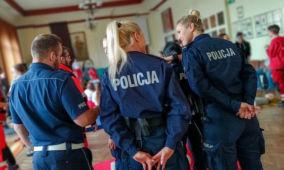 Policjanci z ratownikami medycznymi podczas szkolenia z pierwszej pomocy