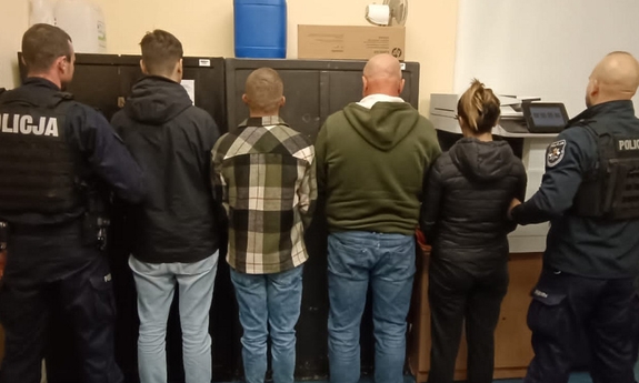 cztery zatrzymane osoby z dwoma policjantami