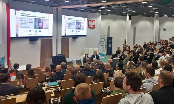 Policjantka i przedstawiciel Akademii Mazowieckiej w Płocku wraz z uczestnikami konferencji.