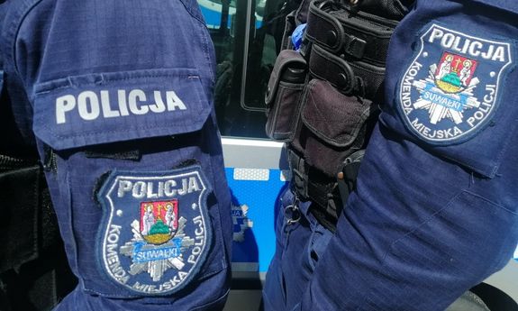 Policjanci prowadzą zatrzymanego