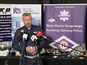 przedstawiciel Biura Ruchu Drogowego KGP podczas inauguracji kampanii &quot;Twoje światła - Nasze bezpieczeństwo&quot;