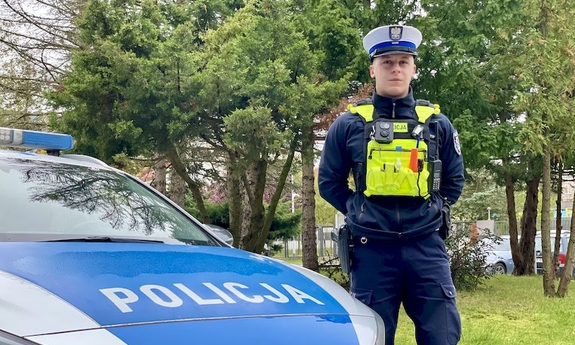 policjant przy radiowozie