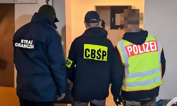trzej funkcjonariusze i zabezpieczone przedmioty