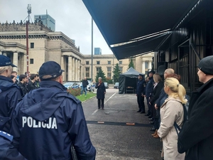 Pani Ambasador Królestwa Niderlandów w Polsce przemawia po prawej stronie przedstawiciele Policji stoją obok escapetrucka po lewej stronie policjanci i uczniowie klas mundurowych na tle Pałacu Kultury i Nauki.