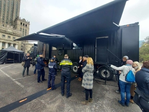 Przedstawiciele Policji polskiej i holenderskiej wraz z uczestnikami inauguracji projektu stoją obok escapetrucka.