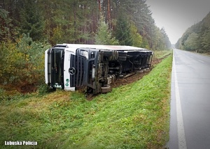 Ciężarówka leżąca w rowie