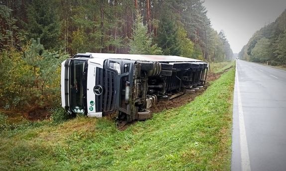 Ciężarówka leżąca w rowie