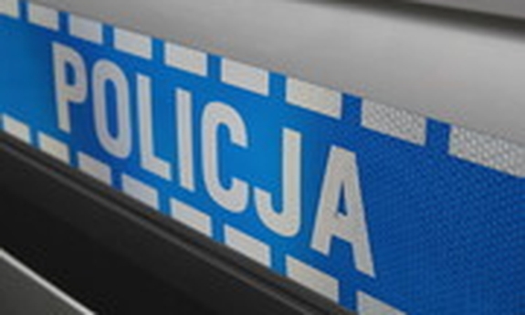 napis policja na radiowozie policyjnym