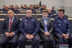 policjanci i inne osoby siedzące na widowni auli podczas konferencji