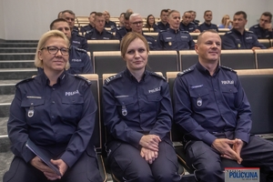 policjanci siedzący na widowni auli podczas konferencji