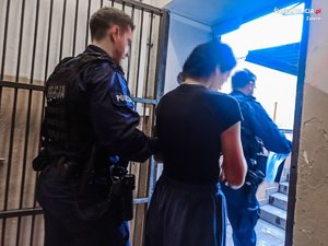 Policjant prowadzi zatrzymaną