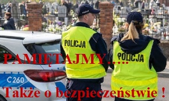 cmentarz. Na pierwszym planie, odwróconych tyłem,  stoi dwoje umundurowanych policjantów. Na zdjęciu widnieje napis Pamiętajmy także o bezpieczeństwie.