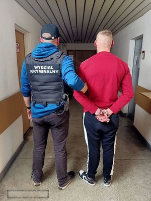 Policjant prowadzi zatrzymanego