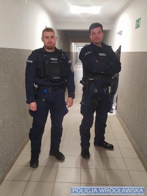 Na korytarzu stoi dwóch policjantów