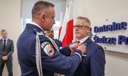 Komendant CBŚP nadinsp. Paweł Półtorzycki przypina Srebrny Medal za „Zasługi dla Policji” Thomasowi Andersenowi