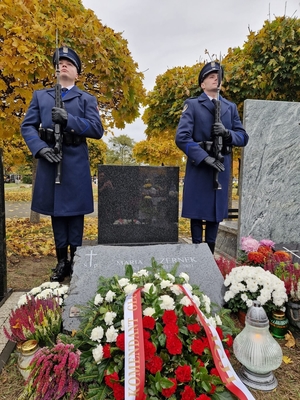 dwaj policjanci przy grobie śp. Marii Czernek