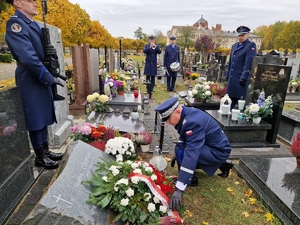 Komendant Główny Policji składa wieniec przy grobie śp. Marii Czernek