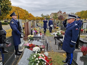 Komendant Główny Policji oddaje hołd przy grobie śp. Marii Czernek