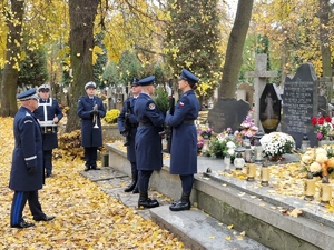 Komendant Główny Policji oddaje hołd przy grobie kapelana Komendy Głównej Policji śp. księdza Jana Kota w asyście policjantów