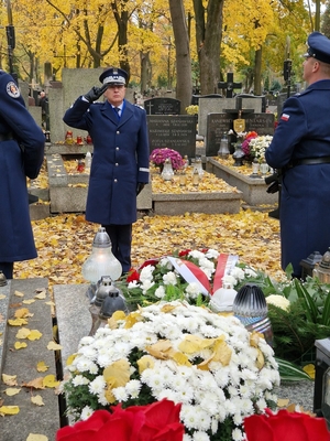 Komendant Główny Policji oddaje hołd przy grobie kapelana Komendy Głównej Policji śp. księdza Jana Kota