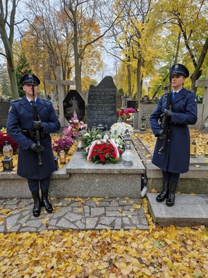 dwaj policjanci przy grobie kapelana Komendy Głównej Policji śp. księdza Jana Kota