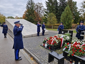 Komendant Główny Policji oddaje hołd przy grobie śp. Władysławowa Stasiaka