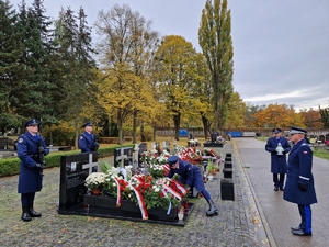 Komendant Główny Policji oddaje hołd przy grobie śp. Władysławowa Stasiaka w asyście policjantów