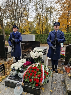 dwaj policjanci przy grobie śp. nadinsp. Marka Papały