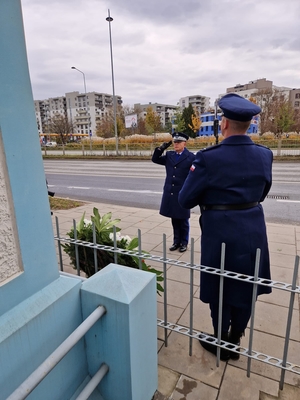 Komendant Główny Policji pod Tablicą Pamięci, gdzie zginął tragicznie z rąk napastnika bohaterski policjant śp. podkom. Andrzej Struj