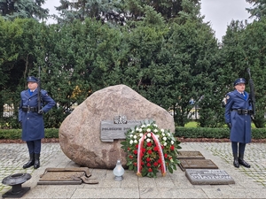 dwaj policjanci na posterunku honorowym przy obelisku „Poległym Policjantom - Rzeczpospolita Polska”