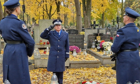 Komendant Główny Policji oddaje hołd