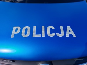 Biały napis policja na masce radiowozu