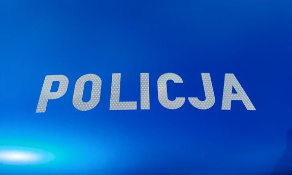 Biały napis policja na radiowozie